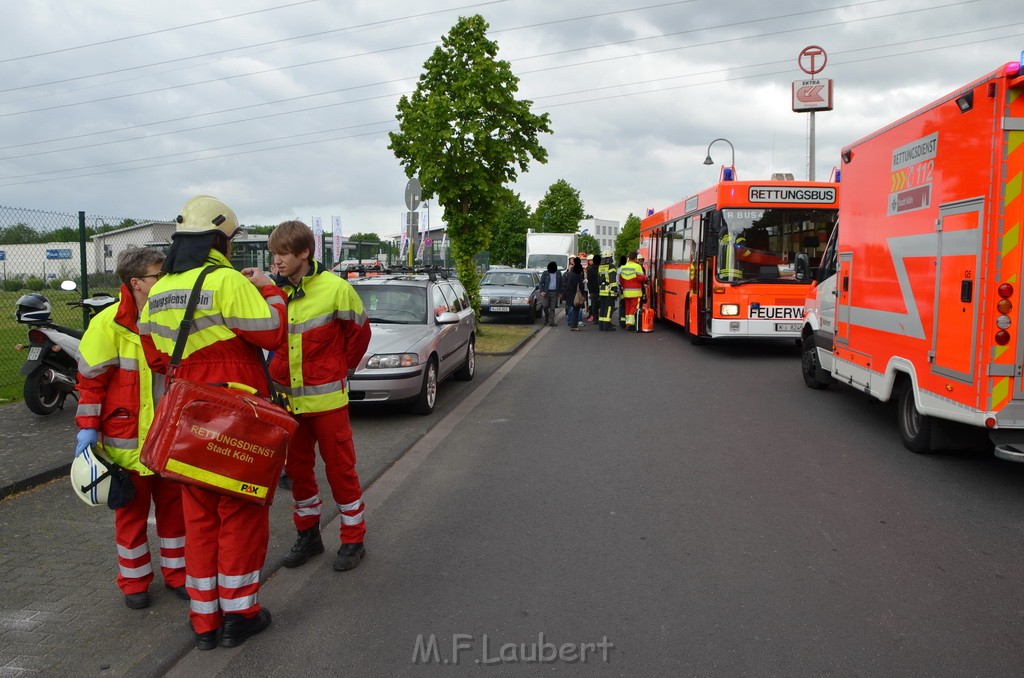 Schwerer Bus Unfall Koeln Porz Gremberghoven Neuenhofstr P086.JPG - Miklos Laubert